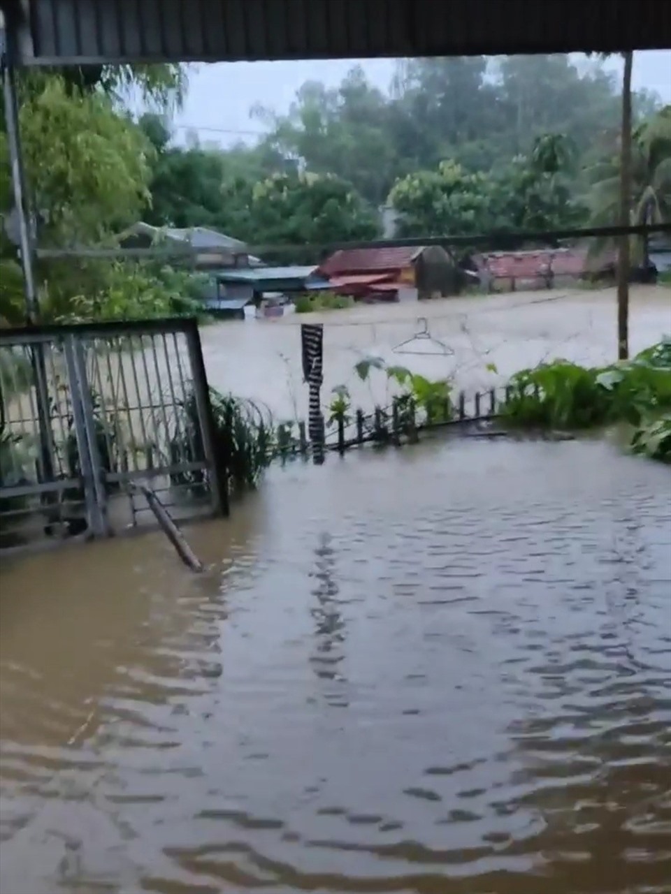 Một số người dân phường Hà Lầm cho rằng mực nước hiện còn cao hơn trận lụt lịch sử năm 2015. Ảnh: CTV