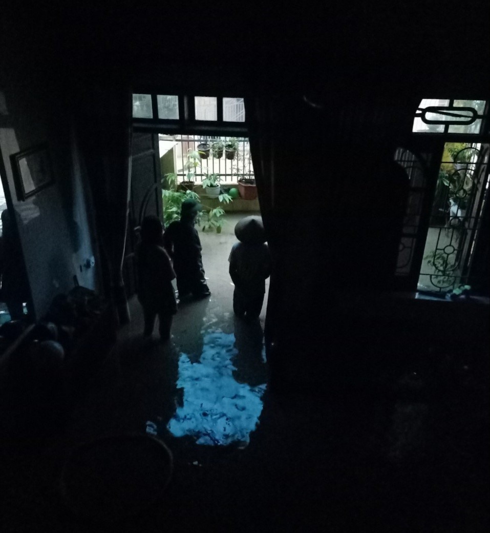 Giữa đêm nước tràn vào nhà. Ảnh: CTV