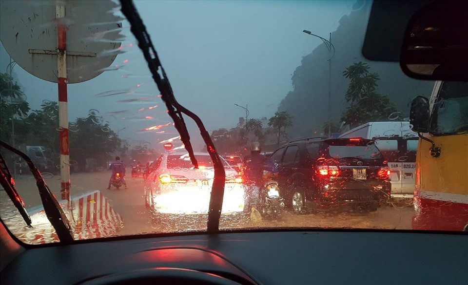 Nút giao thông đoạn Đèo Bụt - nối giữa Hạ Long và Cẩm Phả - là điểm “đen” về tình trạng ngập lụt. Các tài xề liên tục đăng ảnh để cảnh báo người đi đường. Ảnh: CTV