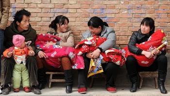 Vì sao nhiều trẻ em Trung Quốc mang họ mẹ