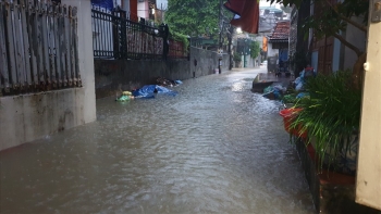 Mưa lớn suốt đêm, nhiều khu phố Hạ Long chìm trong nước