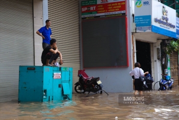 Người Hà Nội “lướt sóng” trên đường sau cơn mưa lớn