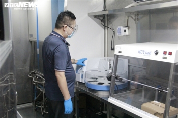 Bên trong xe xét nghiệm COVID-19 công suất 2.000-3.000 mẫu/ngày ở TP.HCM