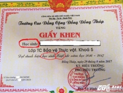 Sinh viên không dám treo bằng khen ‘học sinh xuất sắc’ lên tường nhà