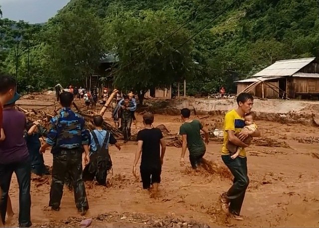 lu cuon phang ca tram nha dan bo pho di o tam