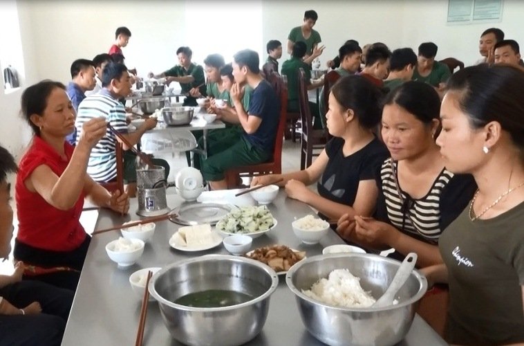 lu cuon phang ca tram nha dan bo pho di o tam