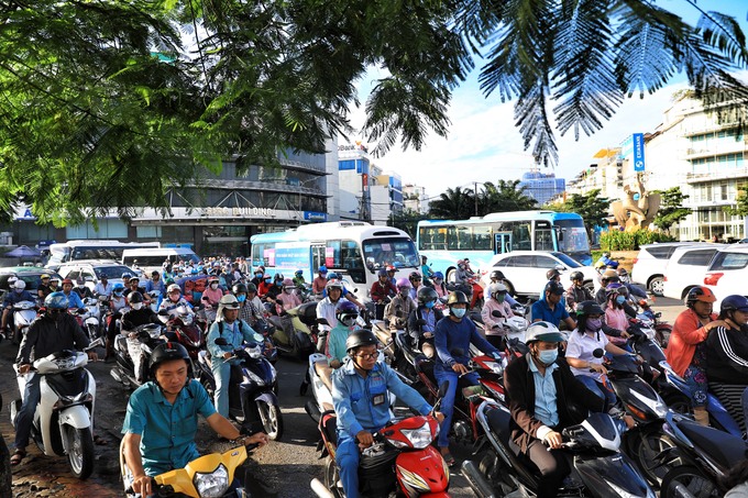 nhieu tuyen duong sai gon ket cung ngay khai giang