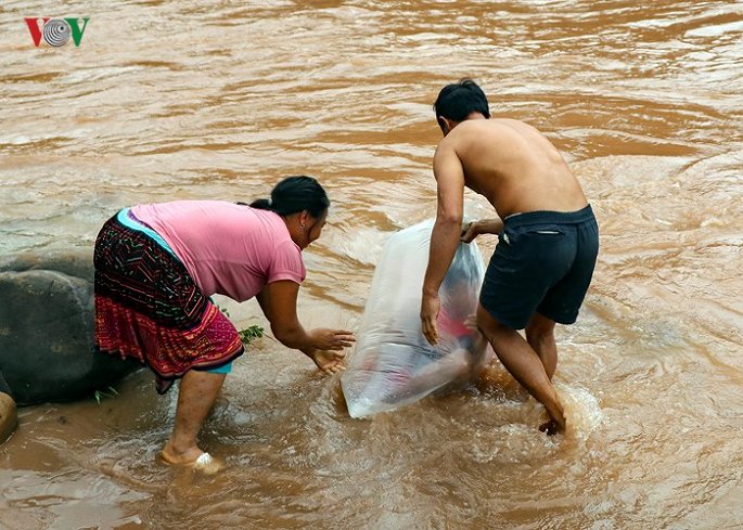 nhung cung duong hiem nguy ngay tuu truong cua thay tro vung cao