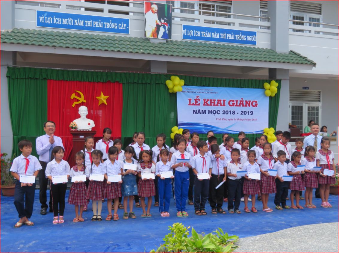 phu quoc poc trao hoc bong cho hoc sinh ngheo tinh kien giang nhan dip nam hoc moi