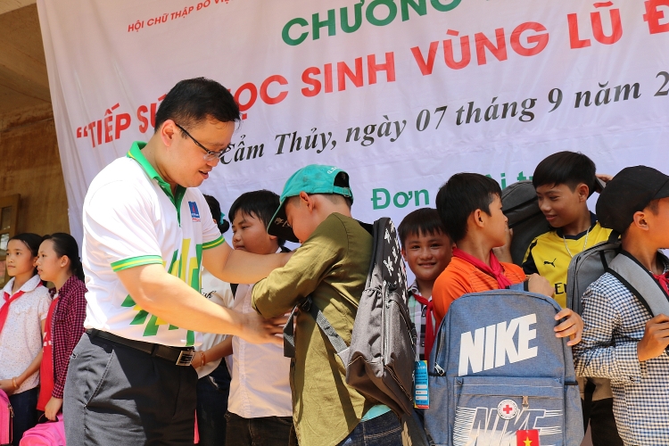 pvfcco tiep suc hoc sinh vung lu thanh hoa den truong