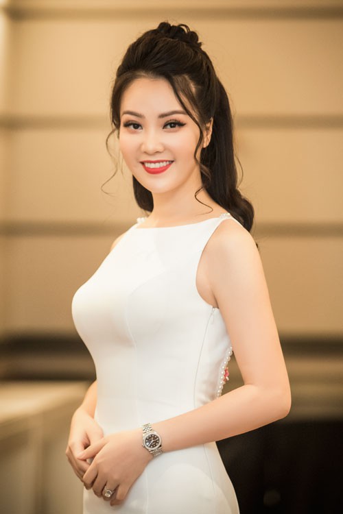 a hau thuy van mot so co gai tre dang lay danh hieu de mua ban