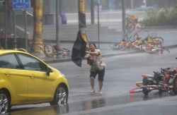 sieu bao mangkhut gay song cuon cuon thoi bay nha o hong kong