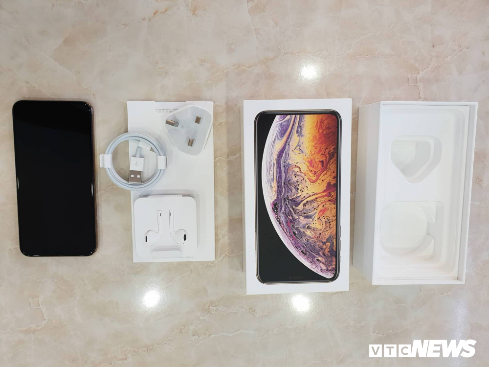 can canh chiec iphone xs max dau tien ve viet nam gia 79 trieu dong