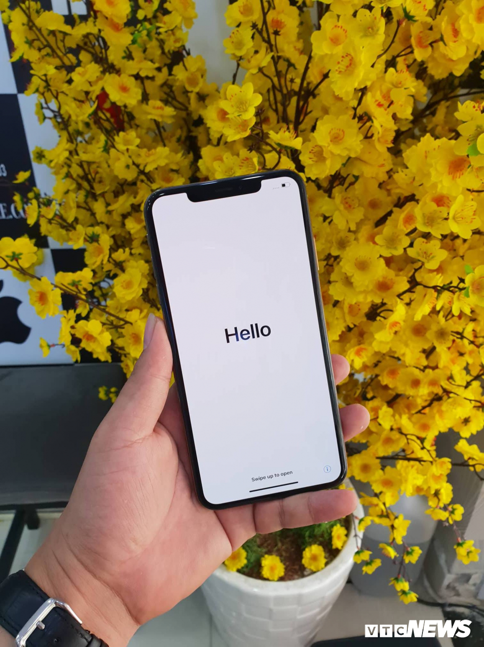 can canh chiec iphone xs max dau tien ve viet nam gia 79 trieu dong