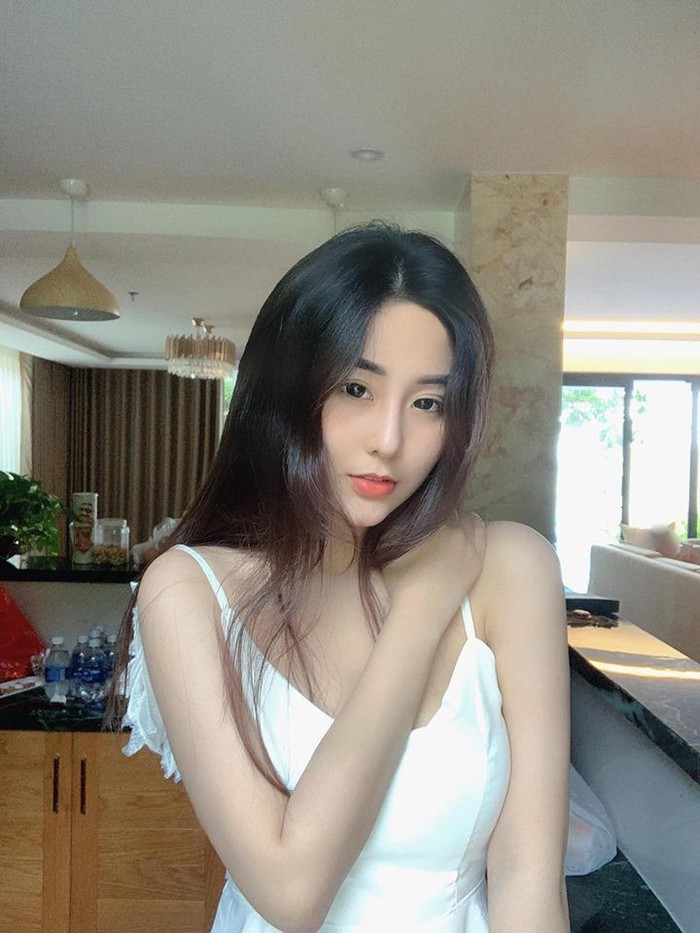 thuong ngay an mac sexy hotgirl thi phi noi tieng the he 10x van duoc khen dung muc khi di le chua