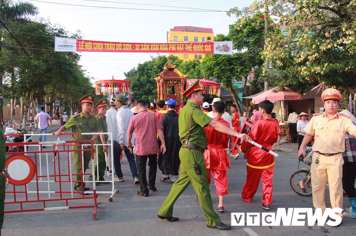 anh dan do son trong giong co mo ruoc cac ong trau lam tran tranh tai