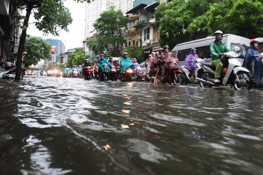 mua ngap pho nguoi ha noi chon chan trong nuoc tren duong di lam