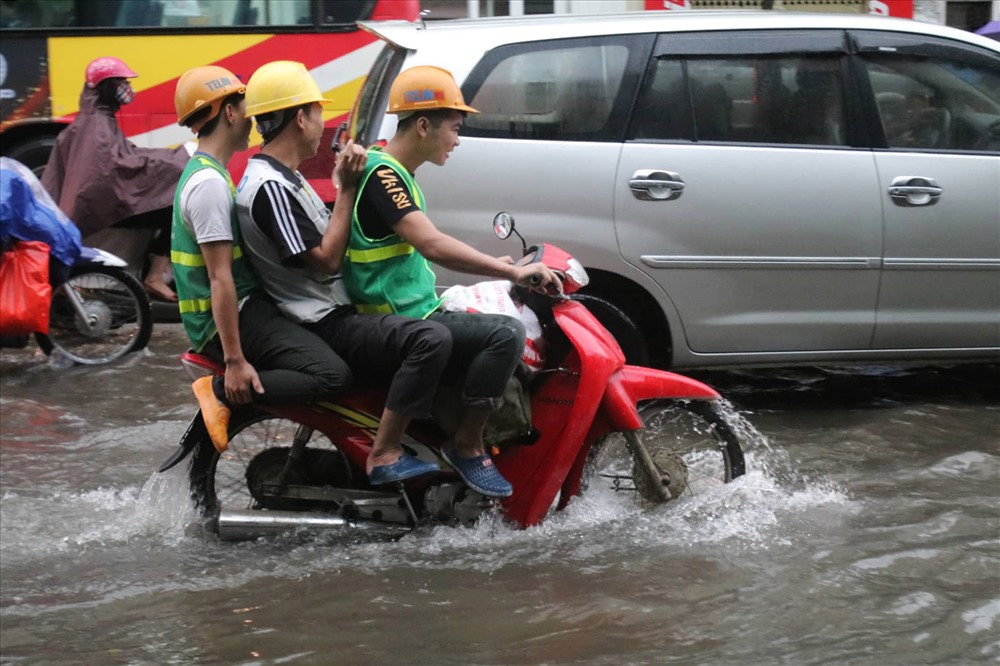 mua ngap pho nguoi ha noi chon chan trong nuoc tren duong di lam