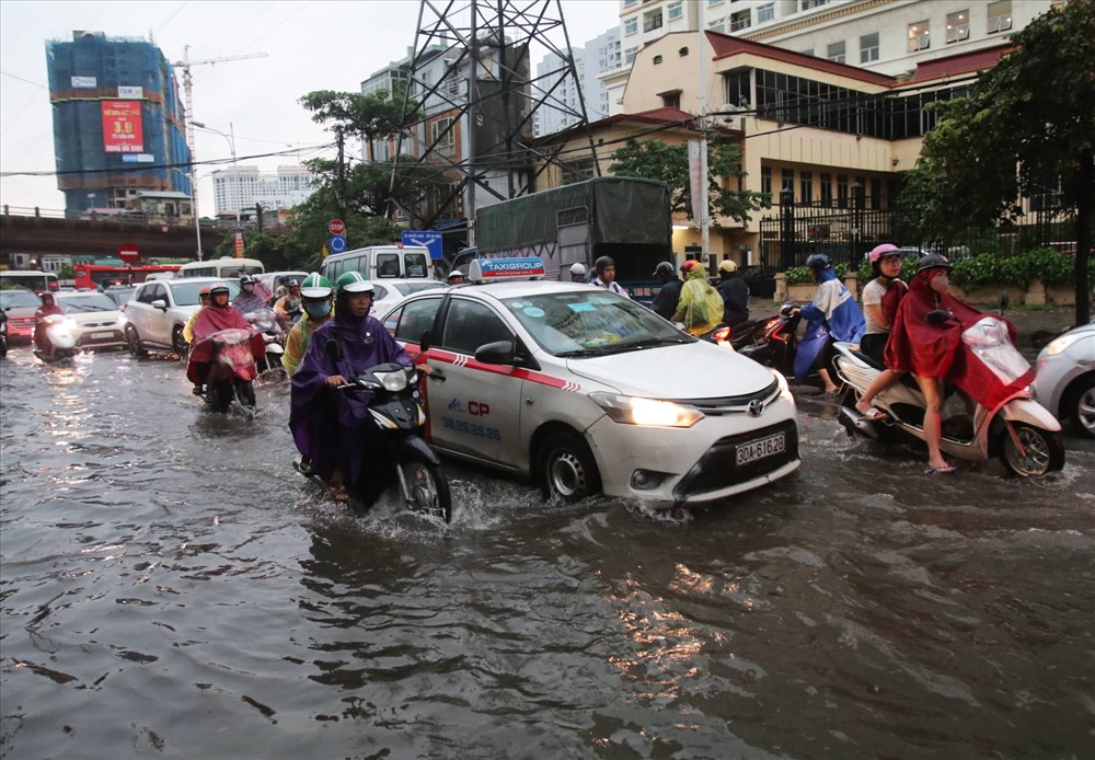 mua ngap pho nguoi ha noi chon chan trong nuoc tren duong di lam