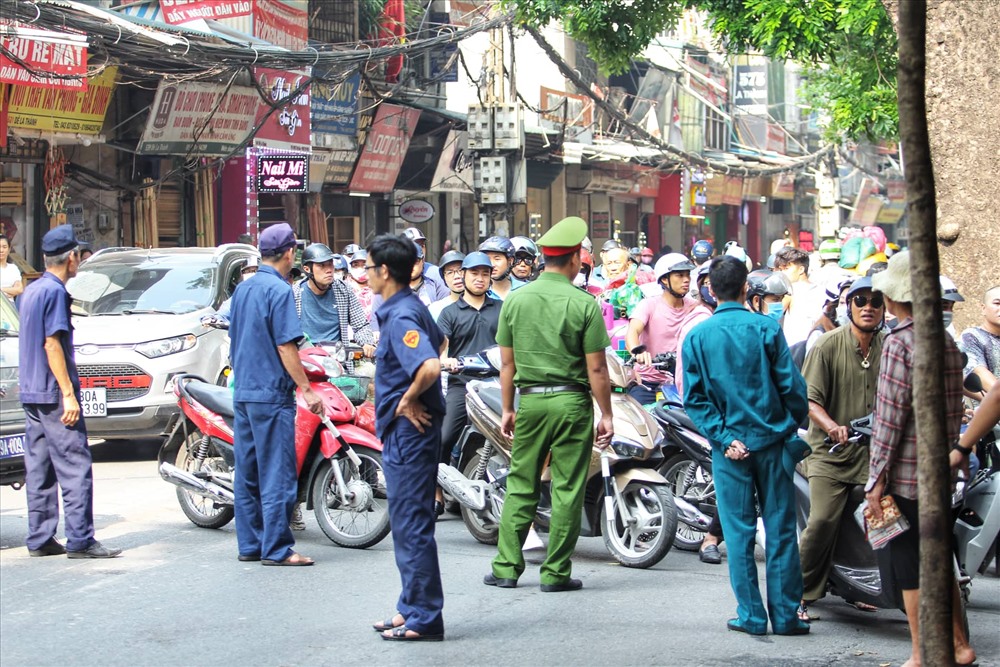 ha noi chay lon tai cua hang ban noi that tren duong la thanh