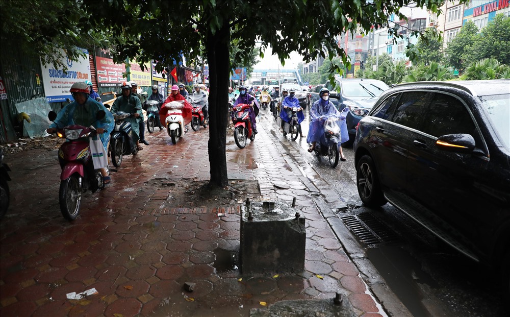 gan trua nhieu tuyen duong o ha noi van ket cung sau mua lon