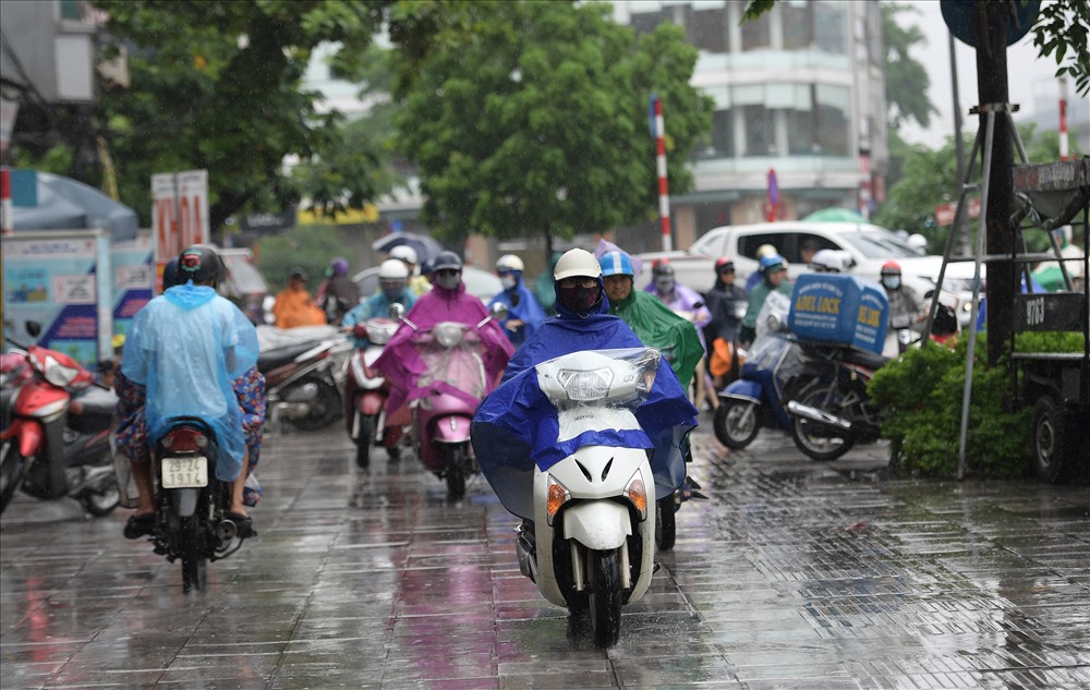 gan trua nhieu tuyen duong o ha noi van ket cung sau mua lon