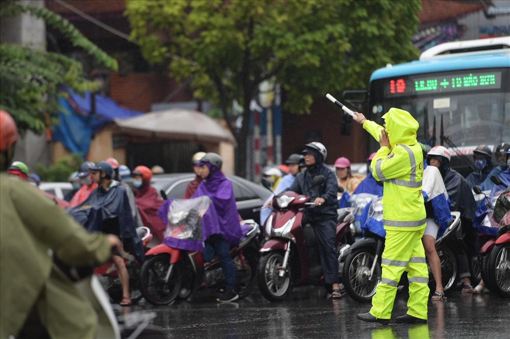 gan trua nhieu tuyen duong o ha noi van ket cung sau mua lon