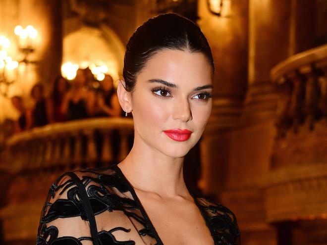 Vì sao Naomi Campbell phớt lờ Kendall Jenner trên sóng truyền hình? - 3