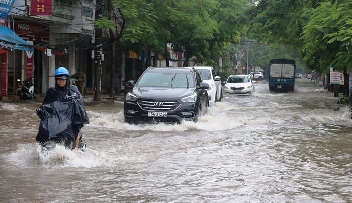 Thời tiết ngày 4/9: Mưa dông bao trùm cả nước, nguy cơ lốc sét và gió giật mạnh - 1