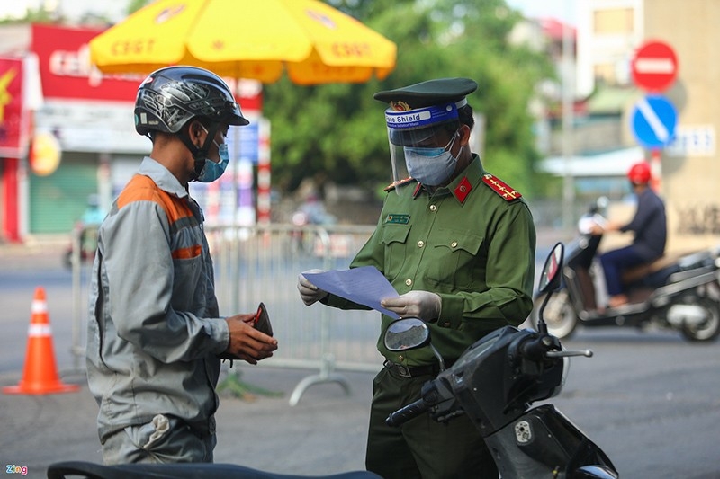 "Giấy đi đường" ở Hà Nội gây bức xúc vì luẩn quẩn?