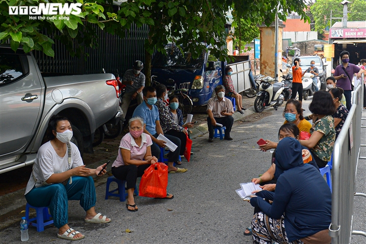 Ảnh: Người dân chen chúc chờ tiêm vắc xin phòng COVID-19 ở Hà Nội - 11