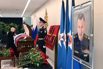 Xúc động khoảnh khắc Tổng thống Putin gục đầu bên linh cữu Đại tướng Zinichev