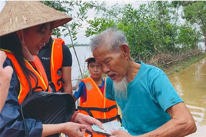 Việt Hương, Thủy Tiên và nhiều sao Việt tạm dừng từ thiện - 2