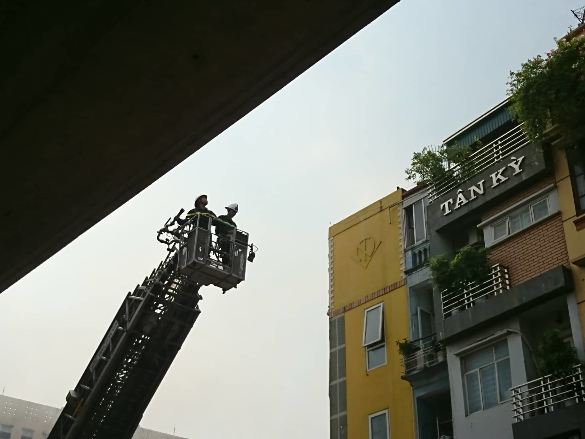 ha noi chu quan karaoke hoa vang roi bo di nha chay du doi