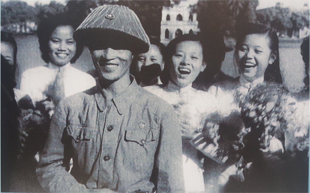 thieu nu ha noi chao don thieu tuong vuong thua vu ngay giai phong