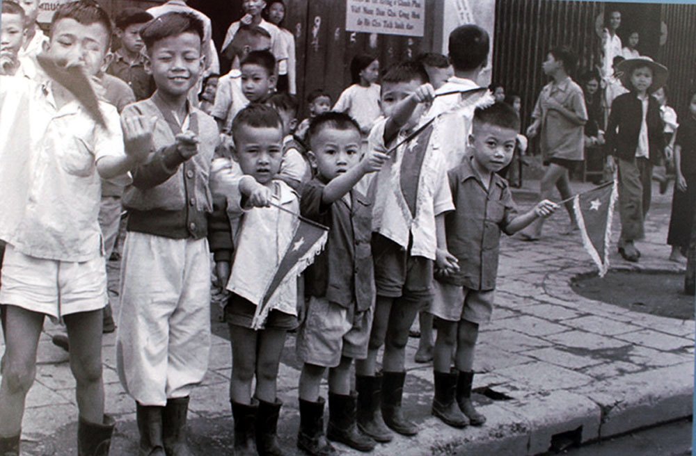 thieu nu ha noi chao don thieu tuong vuong thua vu ngay giai phong