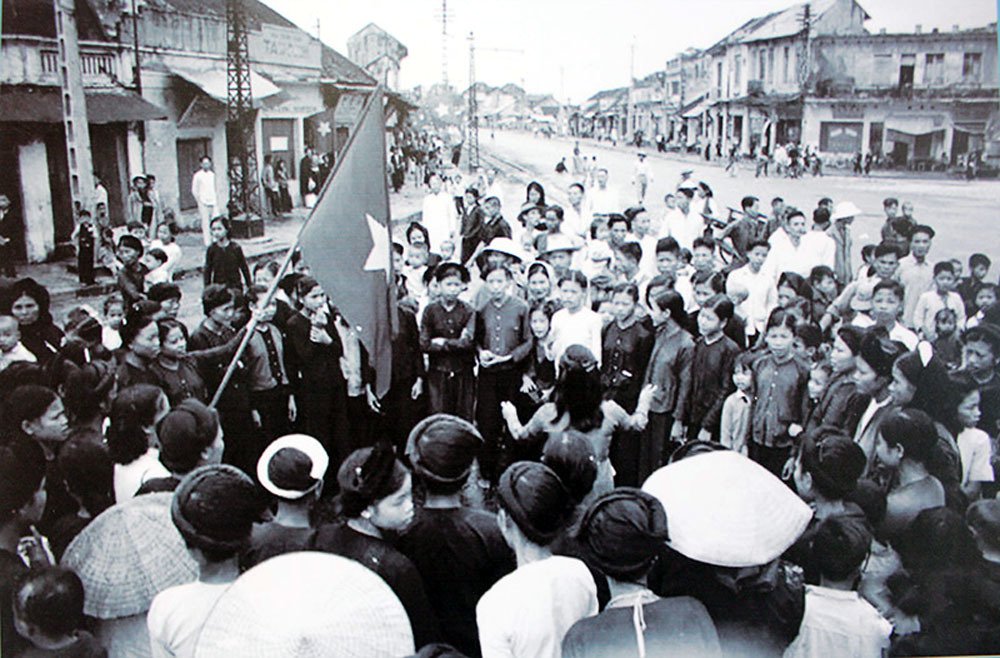 thieu nu ha noi chao don thieu tuong vuong thua vu ngay giai phong