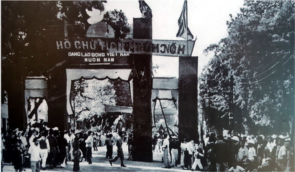 thieu nu ha noi chao don thieu tuong vuong thua vu ngay giai phong