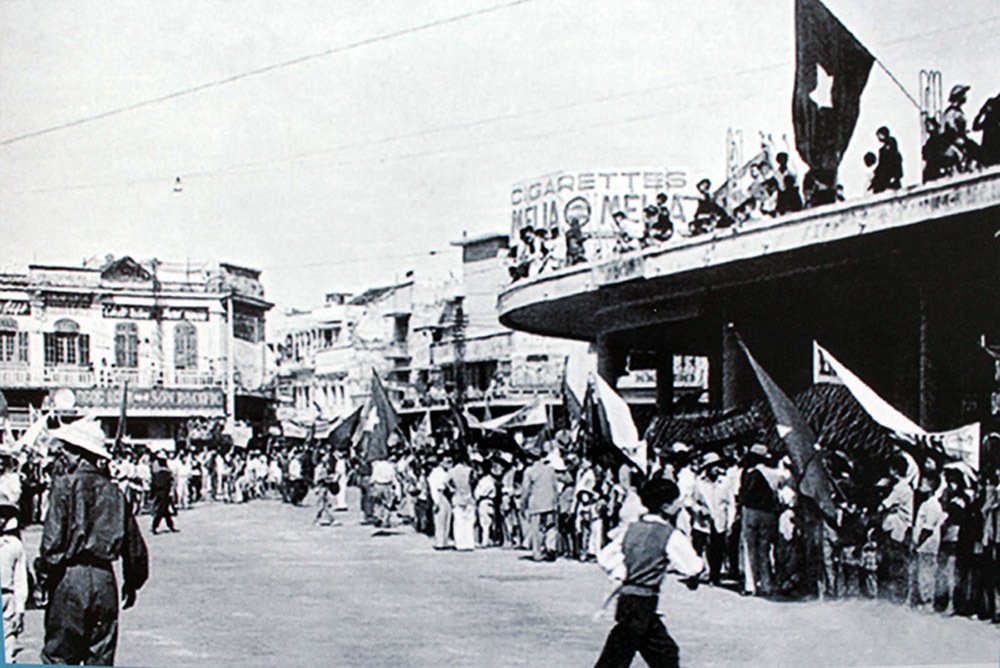 thieu nu ha noi chao don thieu tuong vuong thua vu ngay giai phong