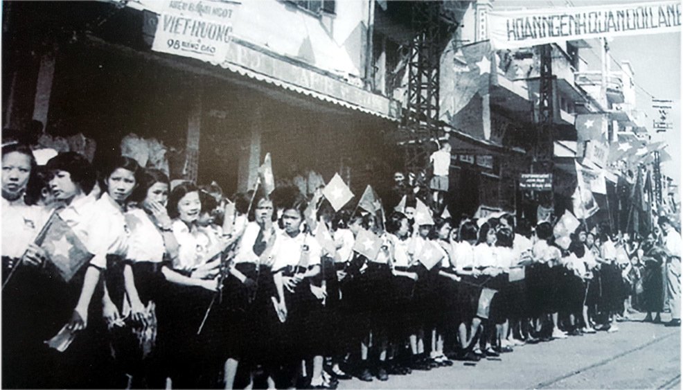 thieu nu ha noi chao don thieu tuong vuong thua vu ngay giai phong