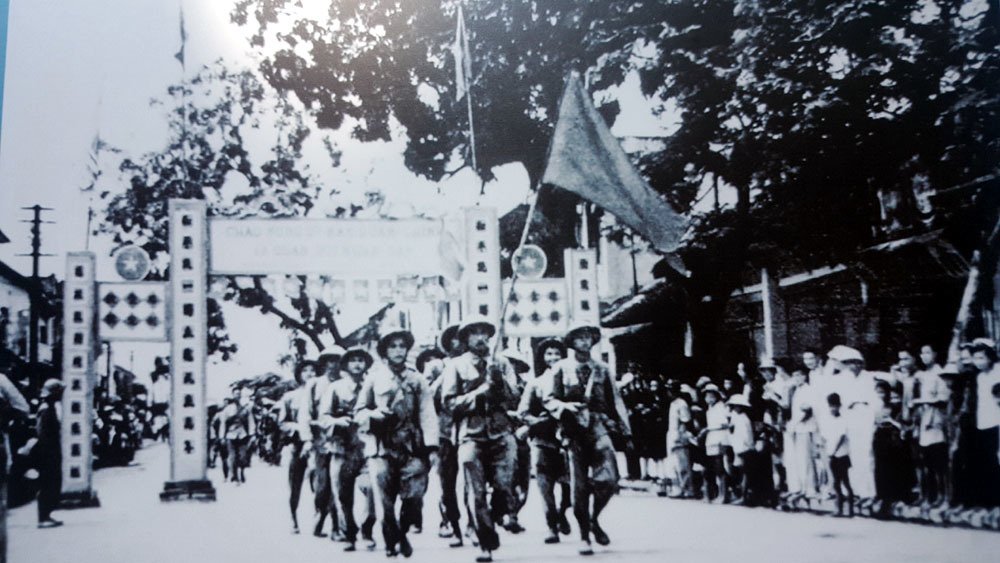 thieu nu ha noi chao don thieu tuong vuong thua vu ngay giai phong