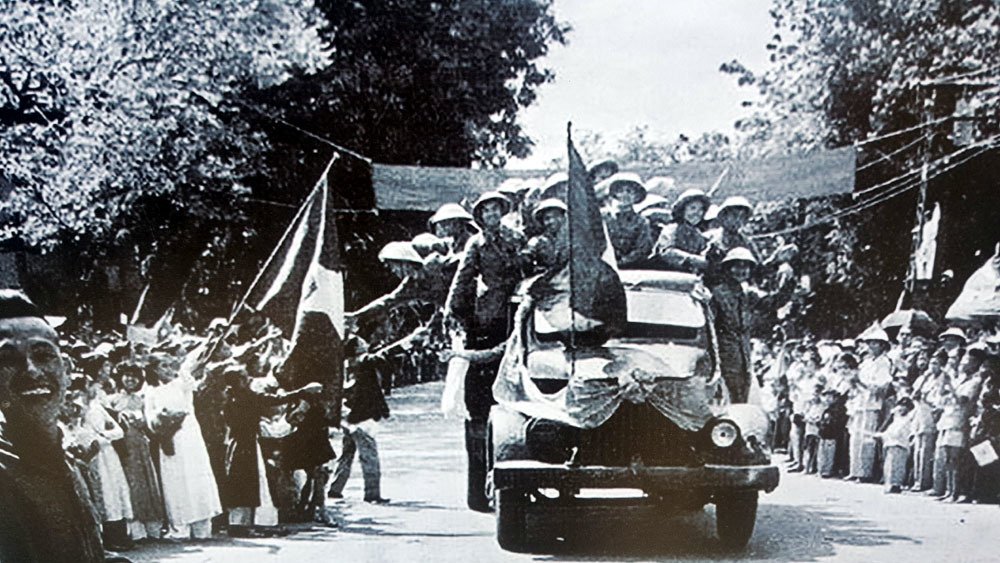 thieu nu ha noi chao don thieu tuong vuong thua vu ngay giai phong