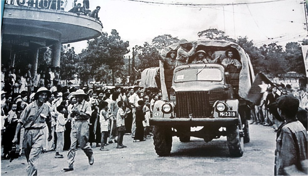thieu nu ha noi chao don thieu tuong vuong thua vu ngay giai phong
