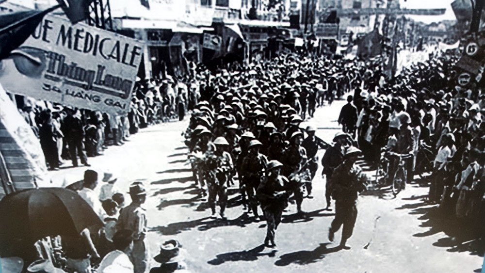 thieu nu ha noi chao don thieu tuong vuong thua vu ngay giai phong