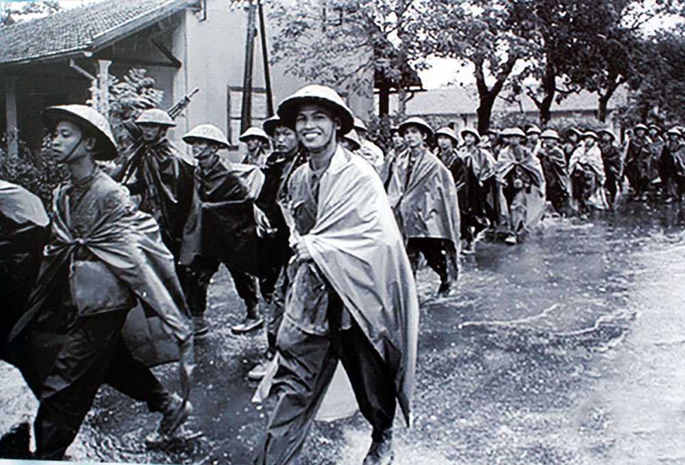 thieu nu ha noi chao don thieu tuong vuong thua vu ngay giai phong