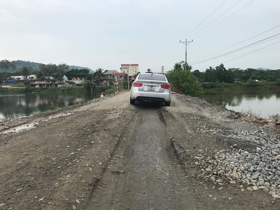 nghe an quoc lo 48e nat nhu tuong bay nguoi di duong