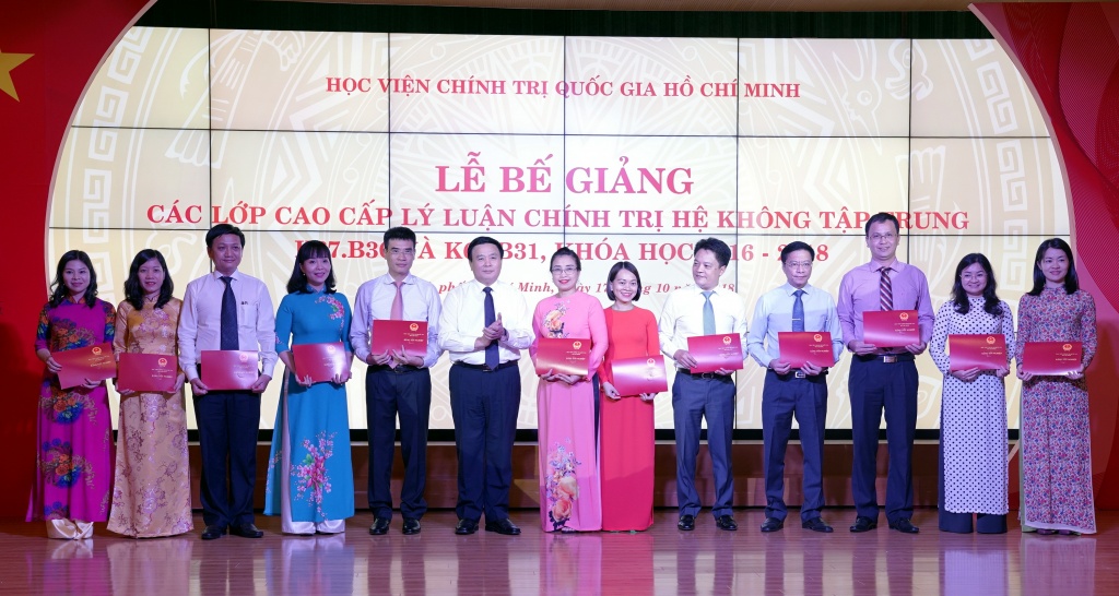 be giang 2 lop cao cap ly luan chinh tri tai tphcm