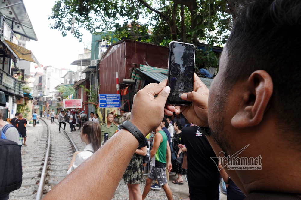 ca phe duong tau vang hoe chu quan dong cua nam dai selfie