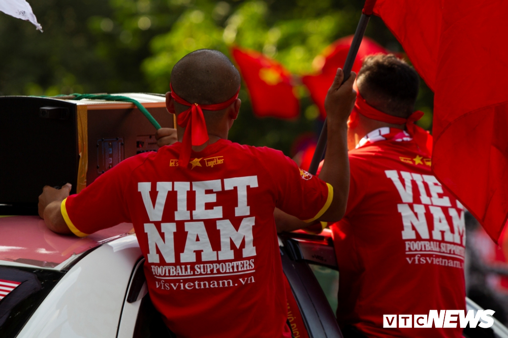 co dong vien viet nam nhuom do pho phuong ha noi truoc gio bong lan