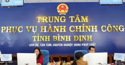 4 can bo o hau giang vao quan thit cho an nhau trong gio lam viec